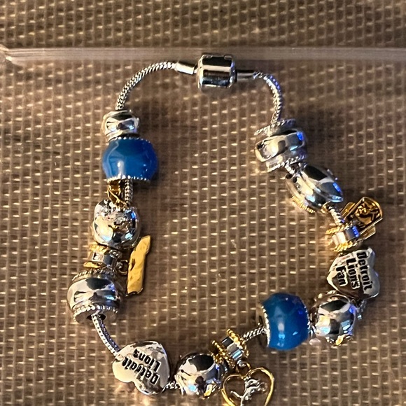 NFL DETROIT LIONS PRE-LOVED BRACELET CHARM FROM THE BRADFORD EXCHANGE - Picture 10 of 17